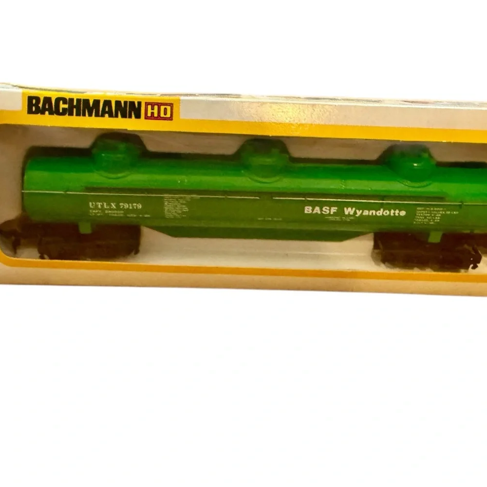 Bachmann HO 62’ 3-Dome Tank Car BASF Wyandotte UTLX 79179 NIB 1:87 Scale‎
